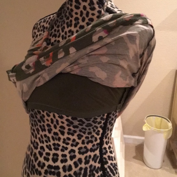 Patterned top. - Picture 3 of 3